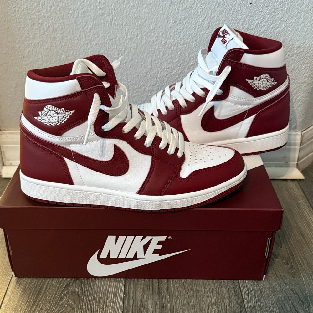 Nike Air Jordan 1 Retro High OG - Team Red Sneakers